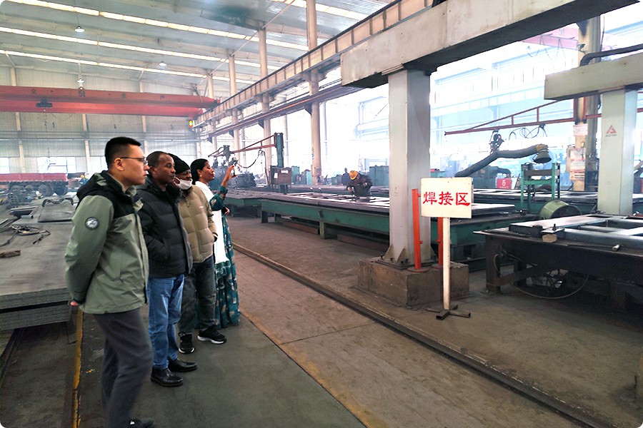 Customer inspecting a RUCKMAN semi trailer